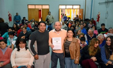 Mirolo entreg&oacute; escrituras de terrenos a 30 familias del barrio Sarmiento  