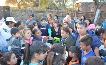 El intendente Pablo Mirolo comparti&oacute; el &ldquo;D&iacute;a del Ni&ntilde;o&rdquo; con los chicos del barrio Villa Nueva  