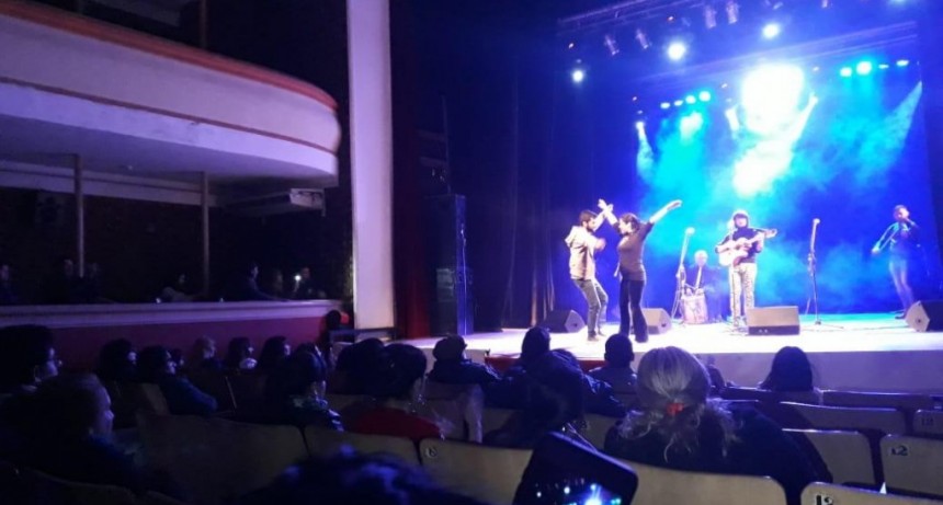 M&uacute;sicos y bailarines le dieron vida a una noche solidaria en el Renzi