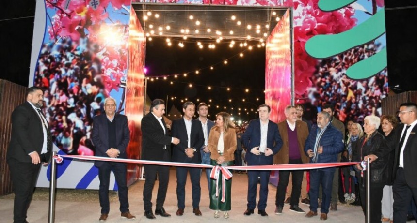 En un verdadero clima de fiesta el gobernador Zamora dej&oacute; habilitada la Feria Artesanal 2023