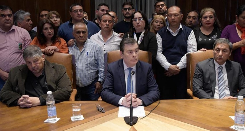 Gerardo Zamora anunci&oacute; una recomposici&oacute;n salarial de $55 mil pesos y un bono de $400 mil para empleados p&uacute;blicos