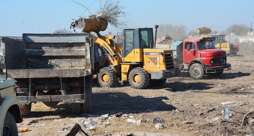  La comuna mont&oacute; un amplio operativo con una flota de camiones y maquinaria para eliminar un basural
