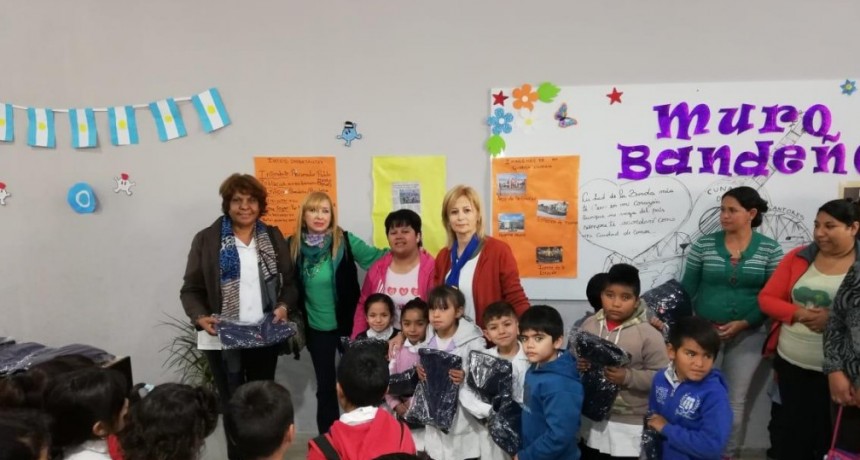Entregan indumentaria a todos los alumnos de la Escuela Primaria Municipal