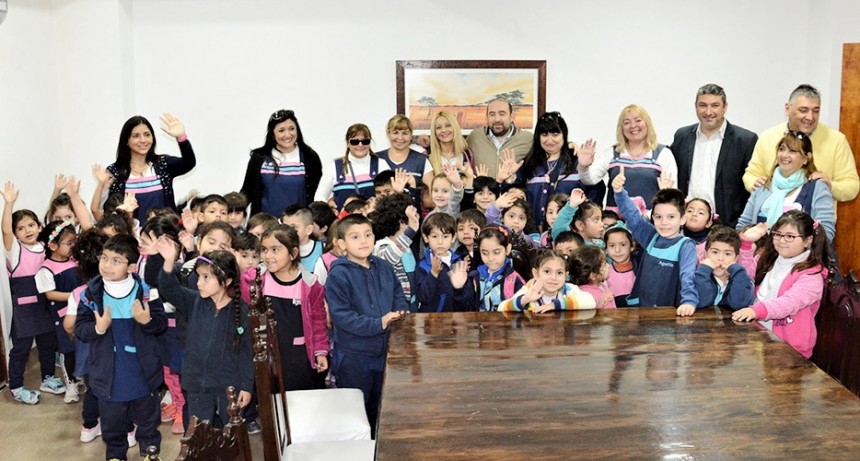 El intendente Mirolo recibi&oacute; la visita de un jard&iacute;n de infantes capitalino