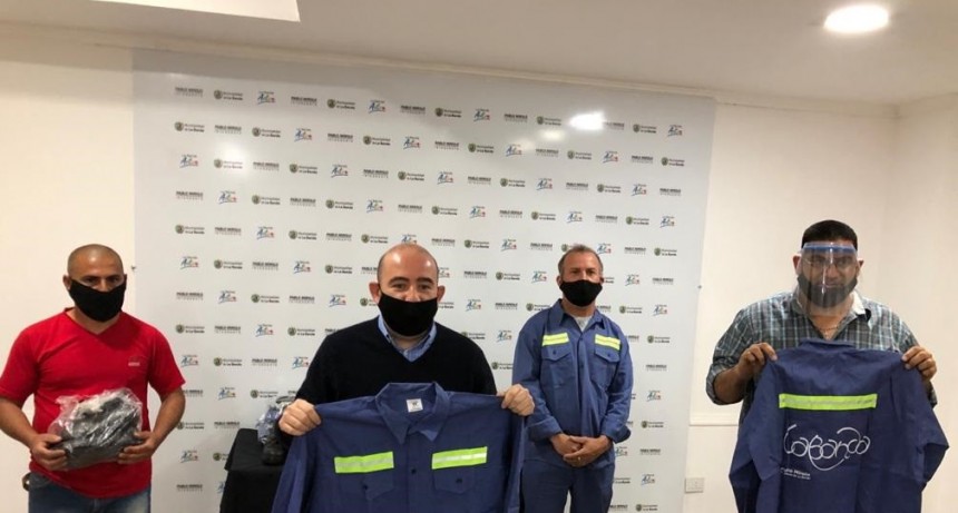 Mirolo entreg&oacute; indumentaria de trabajo y de protecci&oacute;n a empleados del Obrador San Carlos 