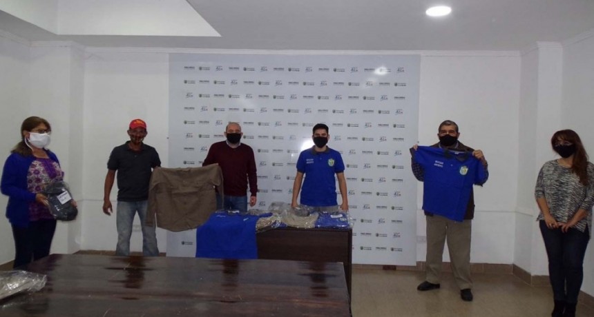 El intendente Pablo Mirolo entreg&oacute; uniformes a empleados de las &aacute;reas de Mayordom&iacute;a y Archivo 