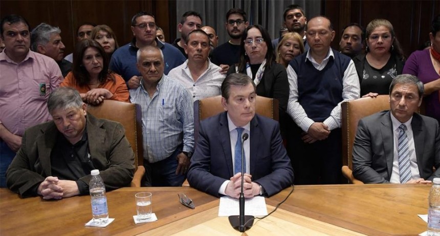 Gerardo Zamora anunci&oacute; una recomposici&oacute;n salarial de $55 mil pesos y un bono de $400 mil para empleados p&uacute;blicos