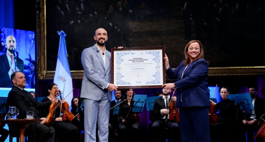 Cecilia Moreau entreg&oacute; a Abel Pintos la menci&oacute;n de Honor Juan Bautista Alberdi en la C&aacute;mara de Diputados