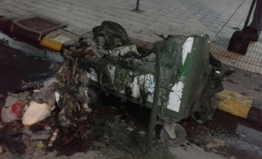 La ciudad perdi&oacute; otro contenedor municipal a manos de los v&aacute;ndalos