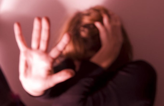 La violan y le sellan la vagina con pegamento