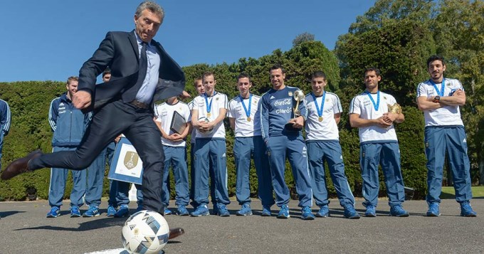 Macri recibi&oacute; a los campeones y se anim&oacute; a patear