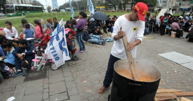 Mil ollas populares, la "guiseada" contra la pobreza