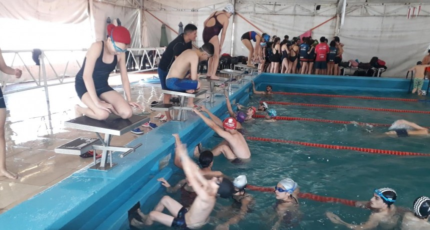 El municipio ofrece clases de nataci&oacute;n para ni&ntilde;os y adultos