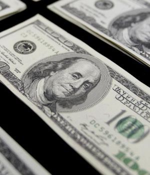 El d&oacute;lar baj&oacute; en un d&iacute;a vol&aacute;til