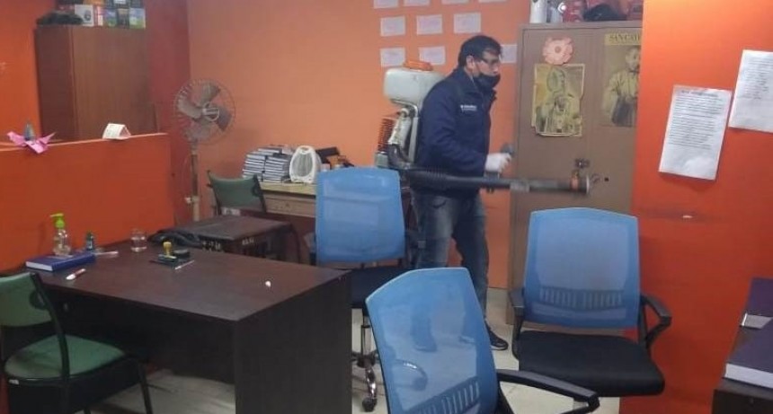  Desinfectan y sanitizan oficinas municipales para prevenir contagios de Covid-19