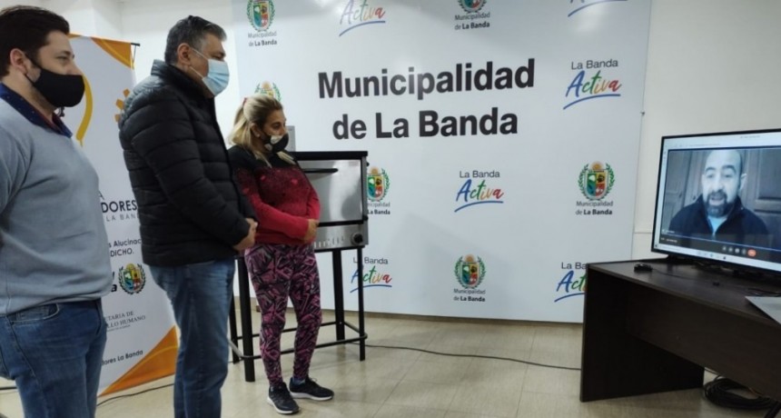 EL INTENDENTE MIROLO ENTREG&Oacute; UN NUEVO &ldquo;EMPRENDIENDO SUE&Ntilde;OS&rdquo; A UNA VECINA DEL BARRIO 25 DE MAYO