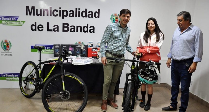 SE ENTREGARON LOS PREMIOS DEL SORTEO OFICIAL A ESTUDIANTES BANDE&Ntilde;OS