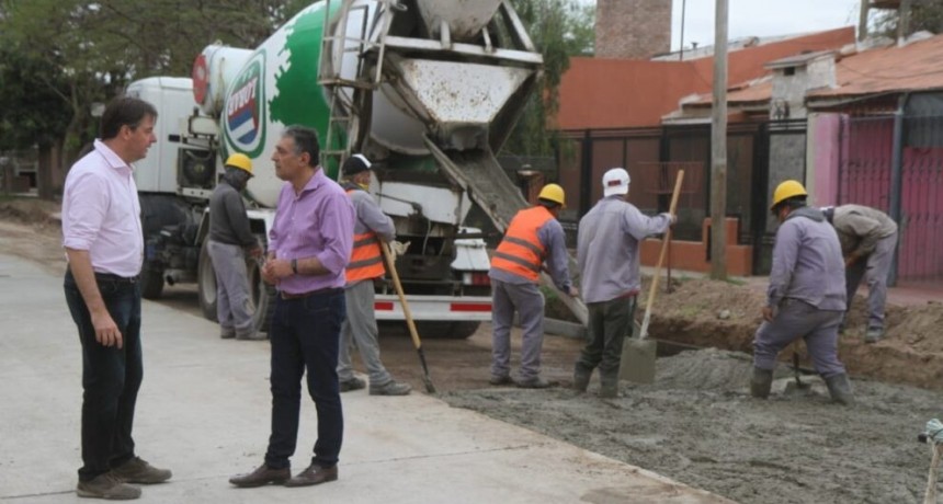 AVANZA LA PAVIMENTACI&Oacute;N DE 600 METROS LINEALES EN EL BARRIO PRIMERO DE MAYO