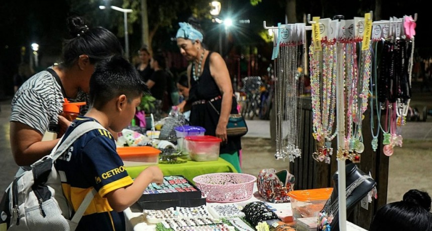  Se realiz&oacute; con &eacute;xito la feria de emprendedores "Madres Diversas" en la Plaza Belgrano 