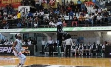 Ol&iacute;mpico le gan&oacute; a Atenas 97 a 74 con 24 puntos de Mc Cullough.