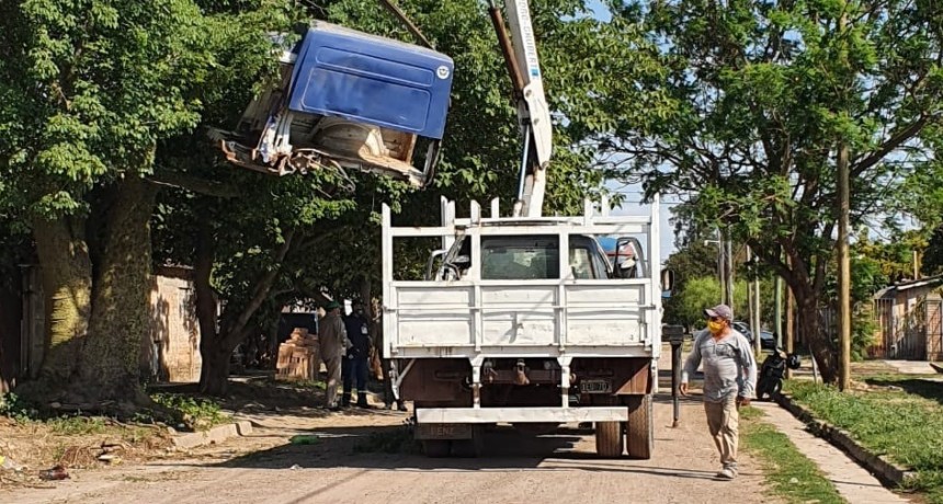 Personal municipal retir&oacute; veh&iacute;culos abandonados en los barrios El Cruce, San Carlos y El Rinc&oacute;n Viejo