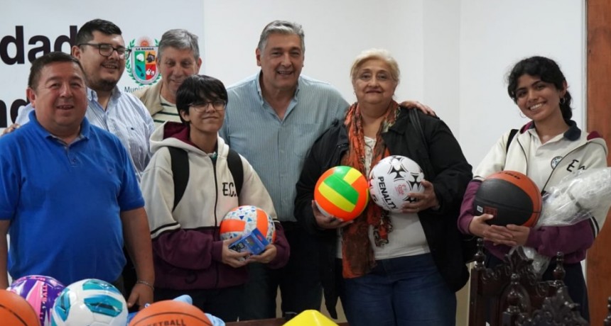  Roger Nediani entreg&oacute; indumentaria deportiva a  ganadores de las ODRE