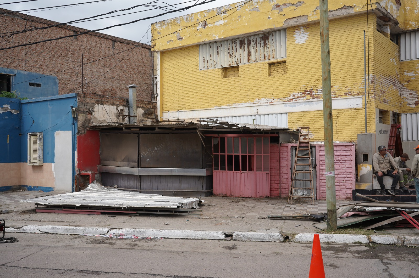 Agreden a autoridades municipales en un operativo para recuperar un espacio p&uacute;blico