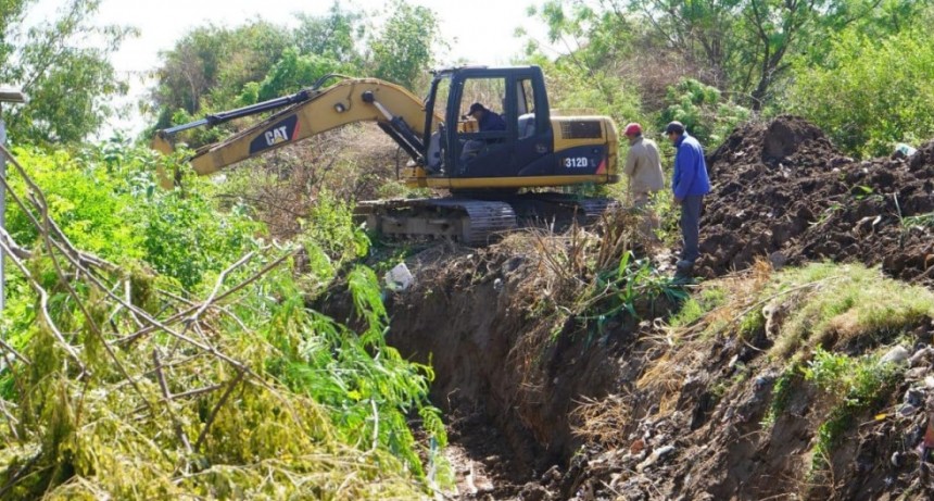  La Municipalidad de La Banda realiza trabajos de limpieza de desag&uuml;es en el barrio Independencia
