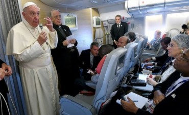 El papa Francisco advierte que el mundo est&aacute; "al borde de un suicidio"