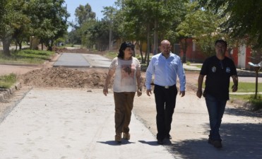Mirolo supervis&oacute; obra de pavimentaci&oacute;n y anunci&oacute; la construcci&oacute;n de un play&oacute;n deportivo en el barrio 1&ordm; de Mayo  