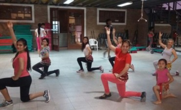 Contin&uacute;an dict&aacute;ndose clase de ritmos internacionales en el gimnasio municipal