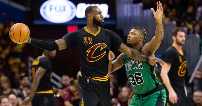 Irving, Love y Lebron gu&iacute;an a los Cavaliers a otro triunfo