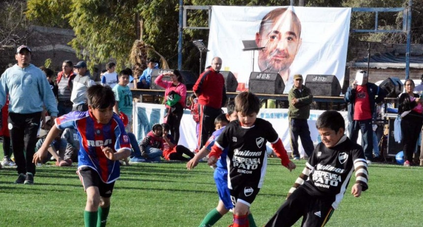 Las mujeres y los ni&ntilde;os siguen atrapando al p&uacute;blico con sus partidos de f&uacute;tbol 