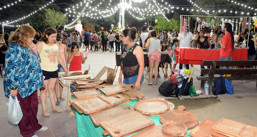  La Feria Itinerante por los barrios realiz&oacute; un gran cierre de a&ntilde;o en la Plaza Belgrano