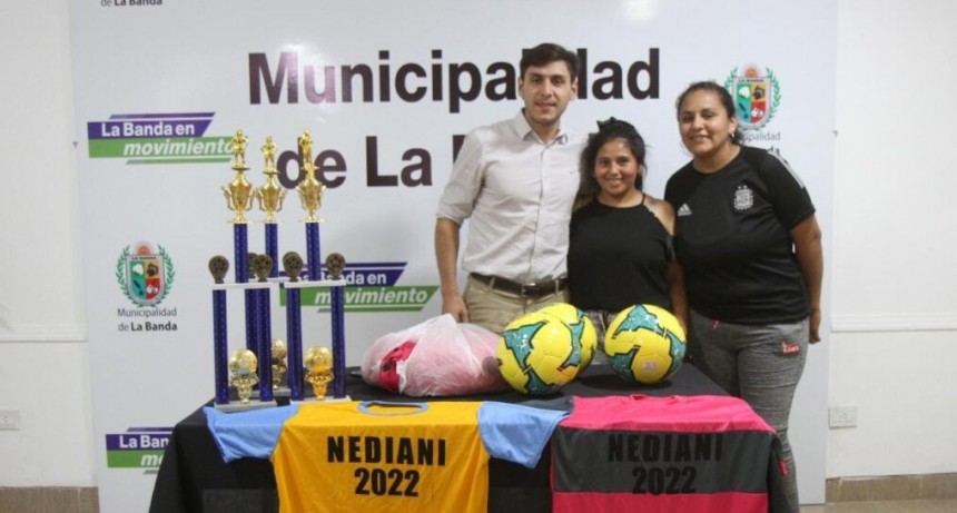 ENTREGAN CAMISETAS, PELOTAS Y TROFEOS AL EQUIPO DE F&Uacute;TBOL &laquo;LAS BOTINERAS&raquo;