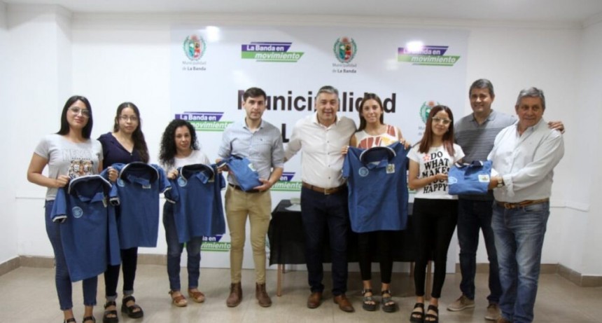 ENTREGAN NUEVOS UNIFORMES AL PERSONAL DE LA OFICINA DE H&Aacute;BITAT Y VIVIENDAS