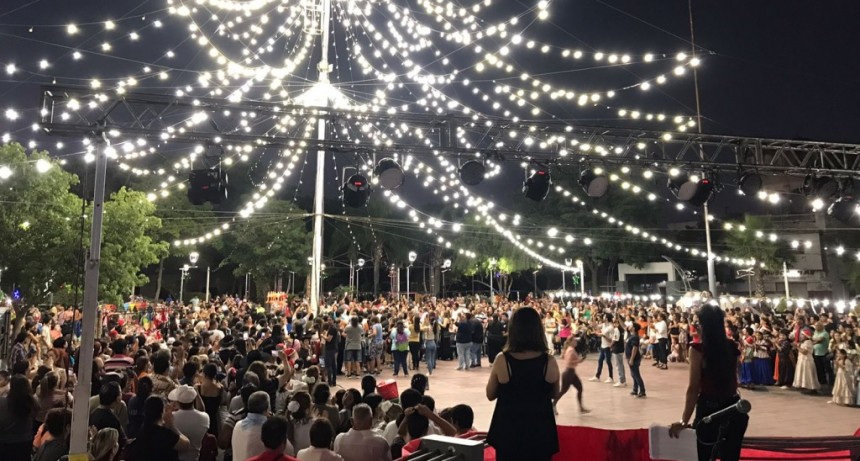 La Banda encendi&oacute; las luces del &Aacute;rbol Navide&ntilde;o en la emblem&aacute;tica Plaza Belgrano 