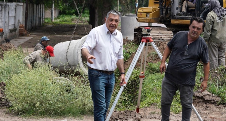 Roger Nediani visit&oacute; la obra de ca&ntilde;er&iacute;a de desag&uuml;e en el barrio Santa Clara