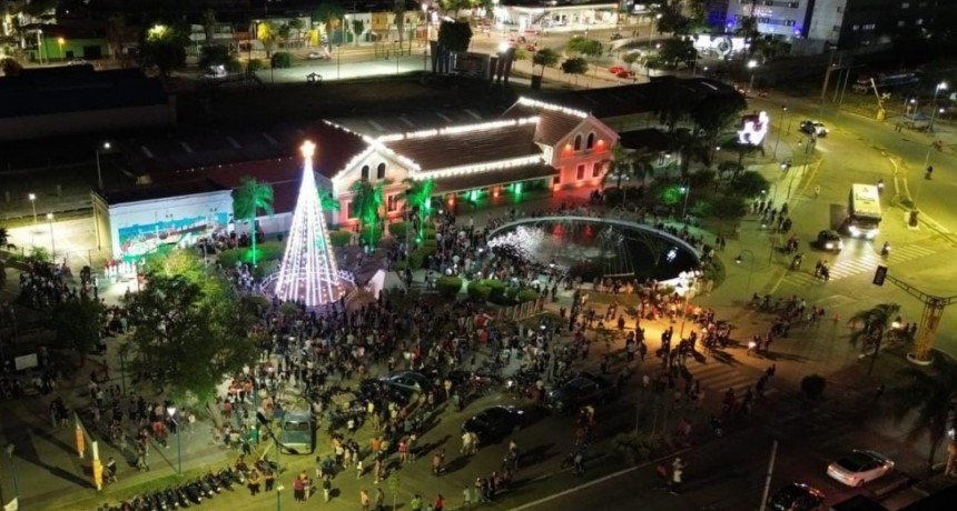  Nediani encabez&oacute; el encendido de las luces del &Aacute;rbol de Navidad en un multitudinario evento